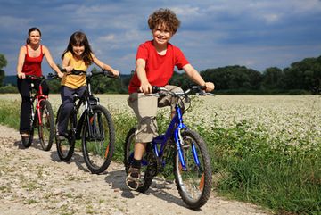 Kinder und Mutter auf dem Weserradweg mit dem Fahrrad